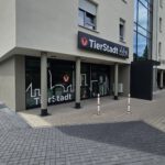 Bild vom Parkplatz zum Eingang