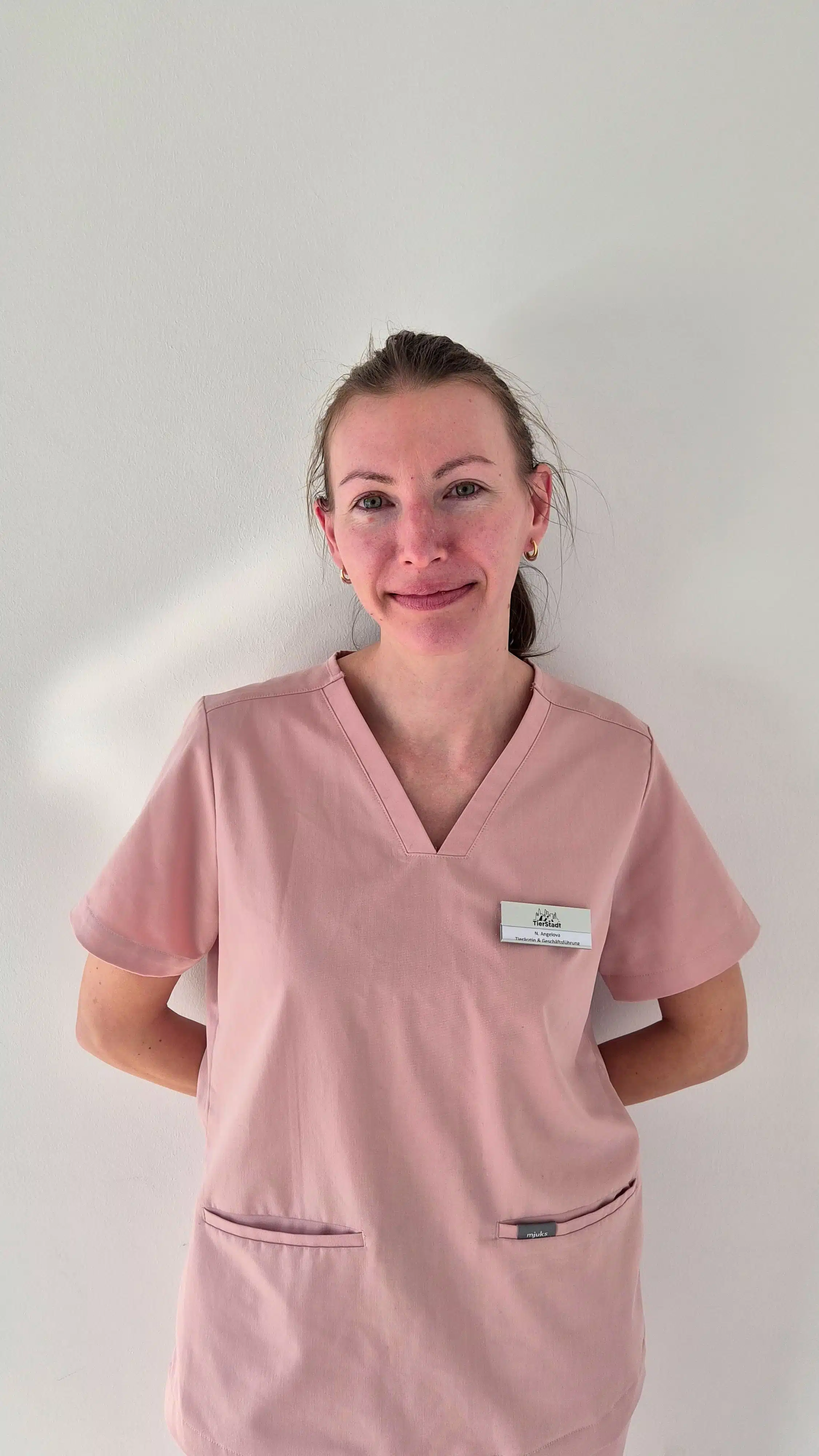 Person in rosa Arbeitskleidung.